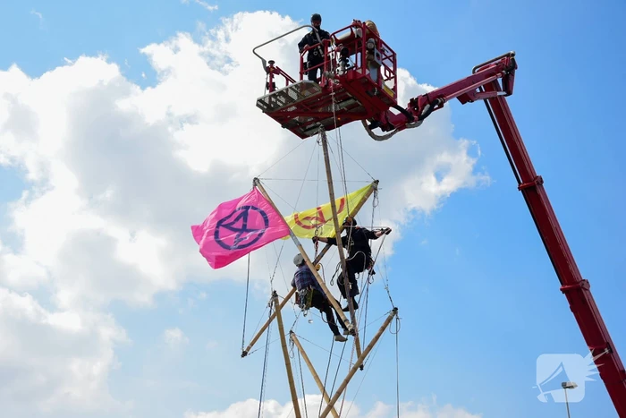 Klimaatactivisten Extinction Rebellion blokkeren toegang Shell-Pernis