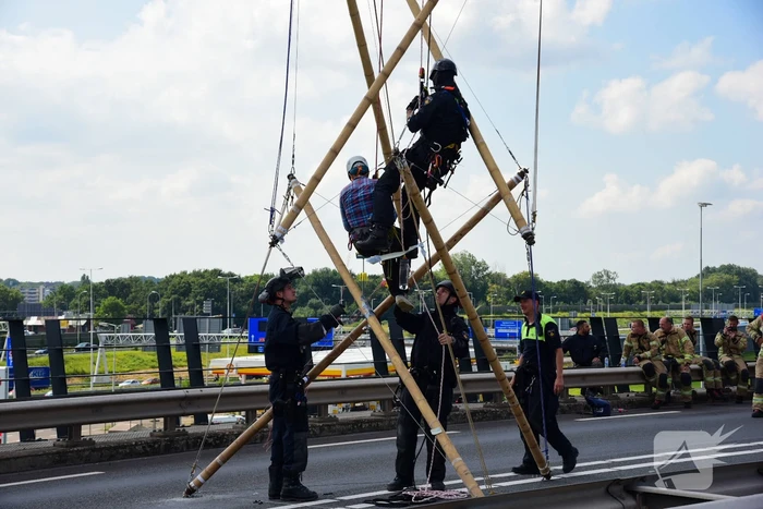 Klimaatactivisten Extinction Rebellion blokkeren toegang Shell-Pernis