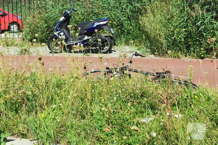 Scooter en fietser in botsing door onoverzichtelijke verkeerssituatie