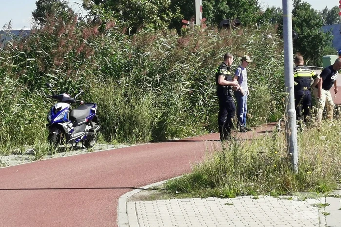 Scooter en fietser in botsing door onoverzichtelijke verkeerssituatie