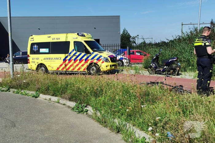 Scooter en fietser in botsing door onoverzichtelijke verkeerssituatie