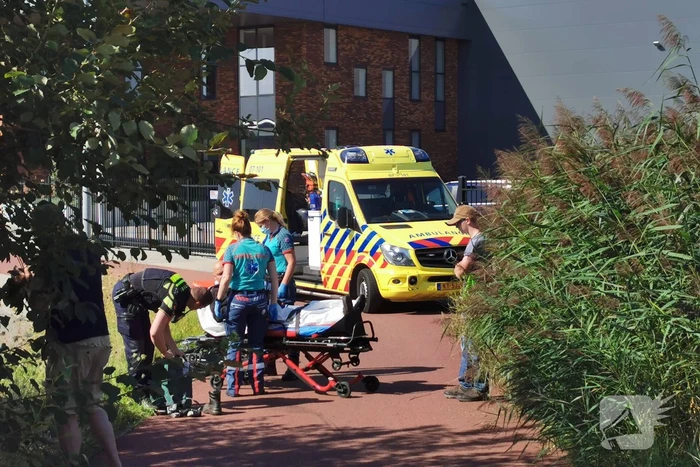 Scooter en fietser in botsing door onoverzichtelijke verkeerssituatie