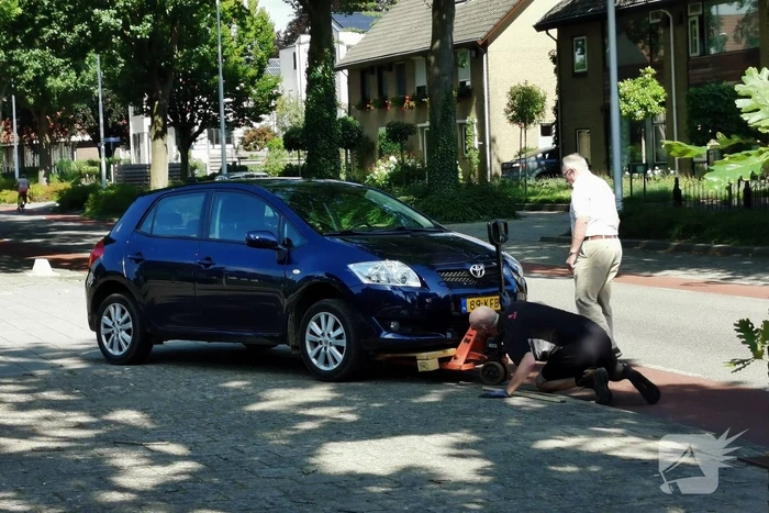 Automobilist neemt bocht tekort en belandt op betonblok