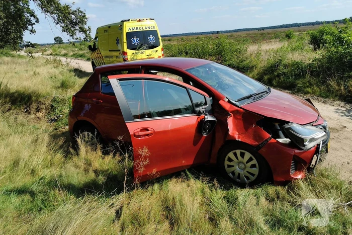 Automobilist raakt van de weg belandt in heidegebied