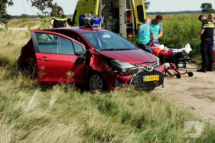Automobilist raakt van de weg belandt in heidegebied