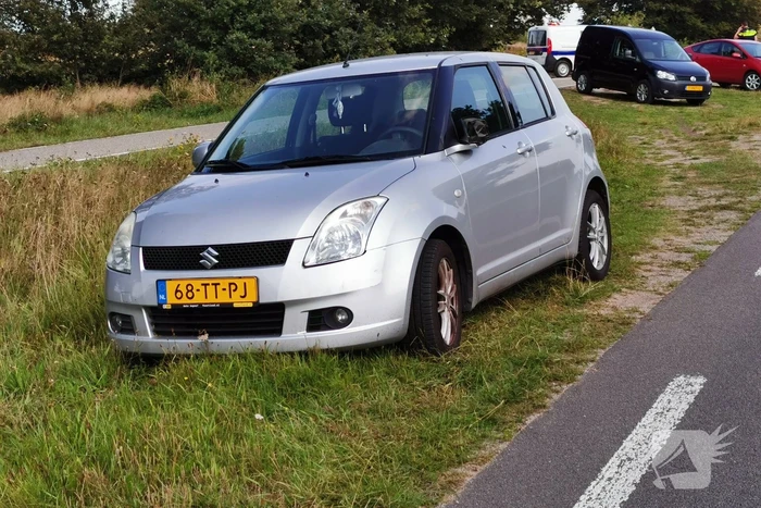 Automobilist raakt van de weg belandt in heidegebied