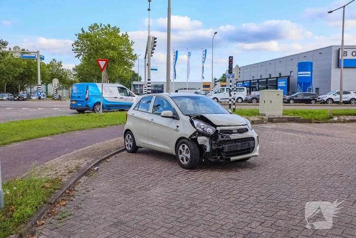 Flinke schade bij botsing op industrieterrein de Isselt