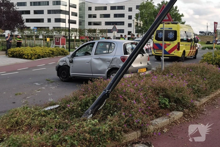 Auto slipt en botst op middengeleider