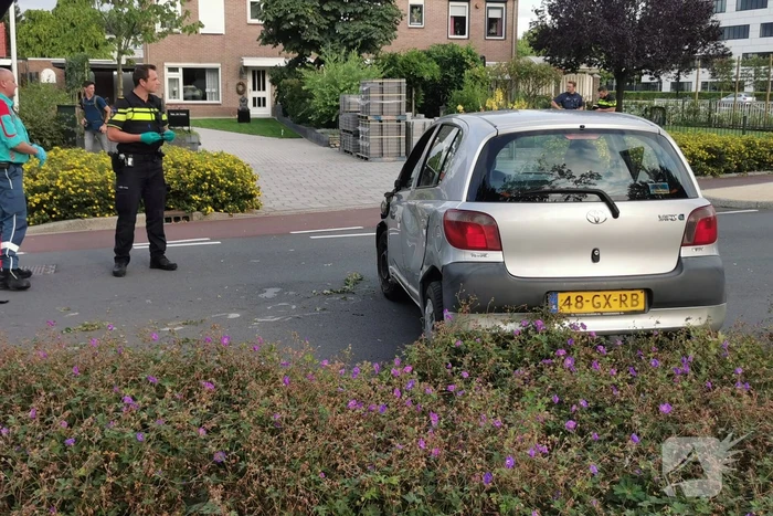 Auto slipt en botst op middengeleider