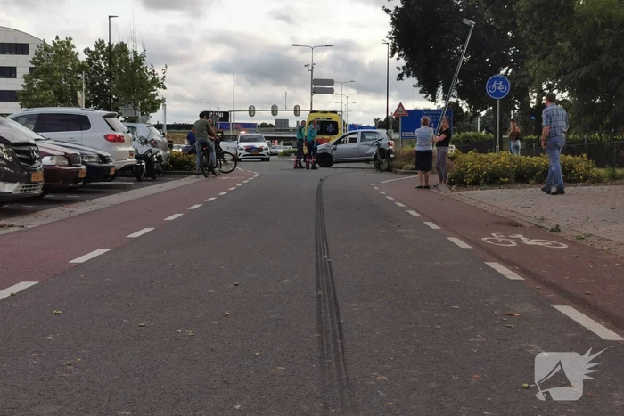 Auto slipt en botst op middengeleider