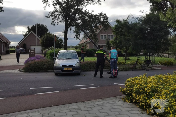 Auto slipt en botst op middengeleider