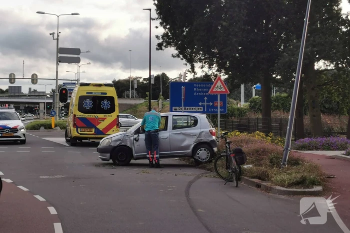 Auto slipt en botst op middengeleider