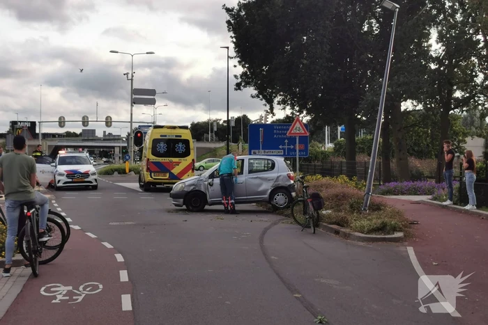 Auto slipt en botst op middengeleider