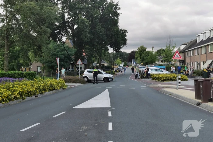 Auto slipt en botst op middengeleider