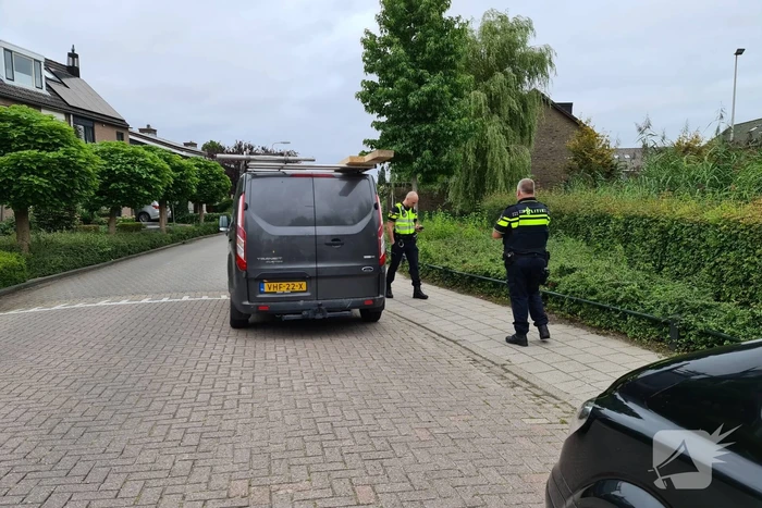Bestelbus rijdt achteruit en rijdt oudere vrouw op fiets aan