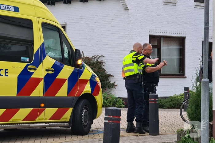 Bestelbus rijdt achteruit en rijdt oudere vrouw op fiets aan