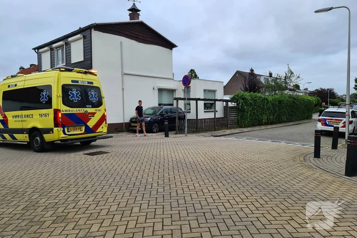 Bestelbus rijdt achteruit en rijdt oudere vrouw op fiets aan