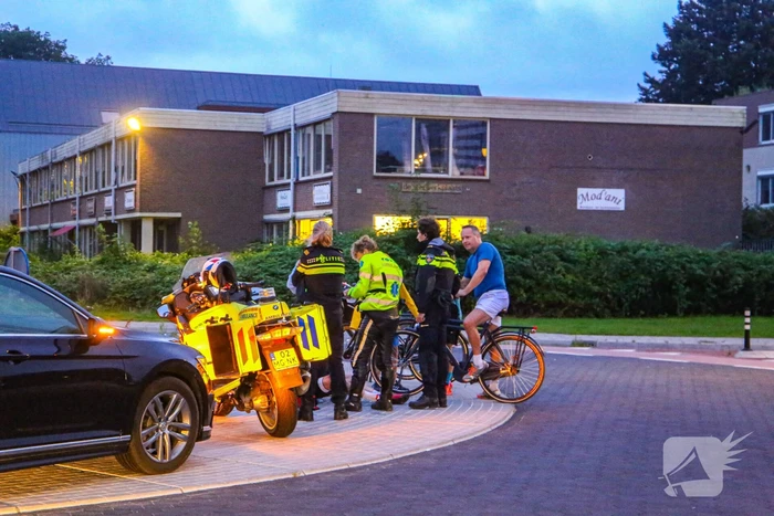 Wielrenner onderuit gegaan op rotonde