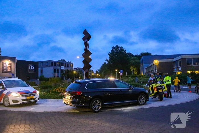 Wielrenner onderuit gegaan op rotonde