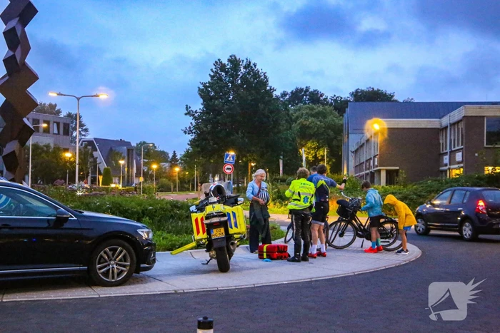 Wielrenner onderuit gegaan op rotonde