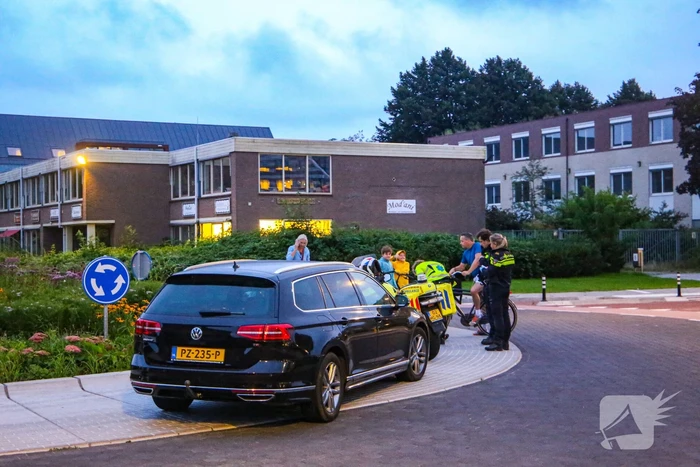 Wielrenner onderuit gegaan op rotonde