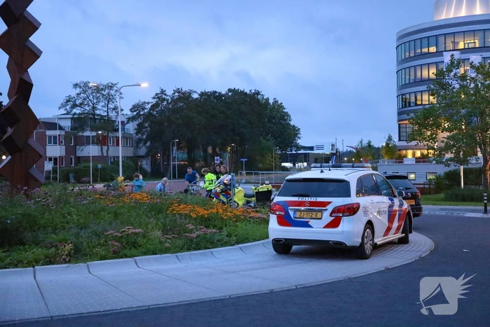 Wielrenner onderuit gegaan op rotonde