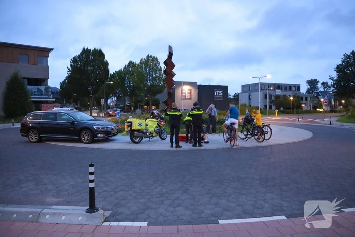 Wielrenner onderuit gegaan op rotonde