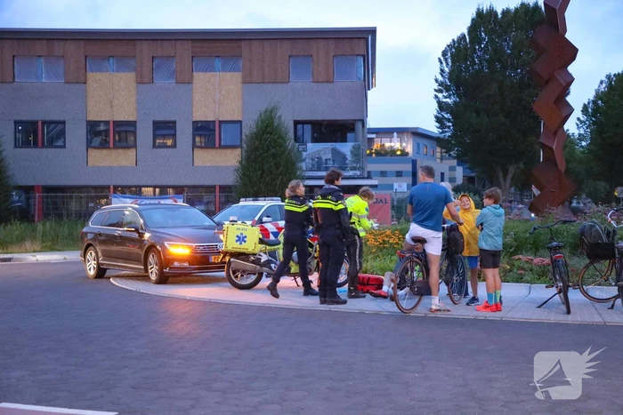 Wielrenner onderuit gegaan op rotonde