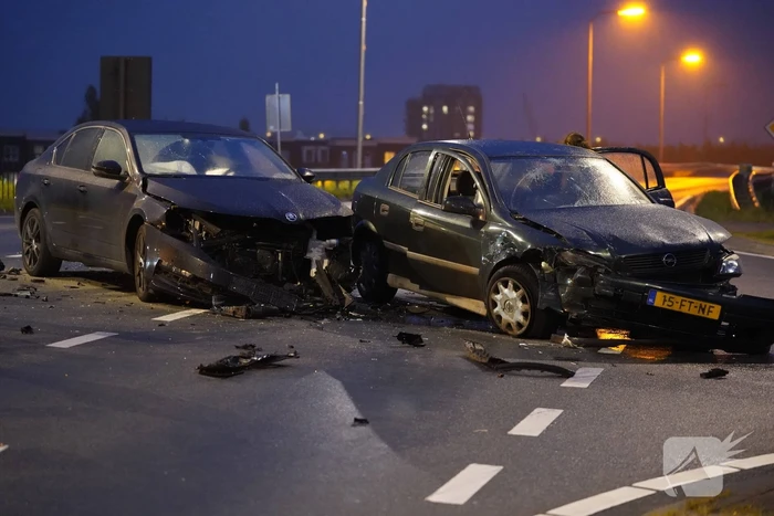 Veel schade bij ongeval tussen twee auto's
