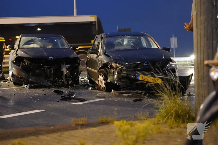 Veel schade bij ongeval tussen twee auto's