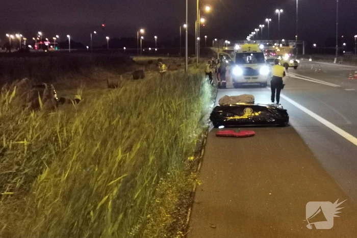 Auto belandt in berm na uitwijkmanoeuvre