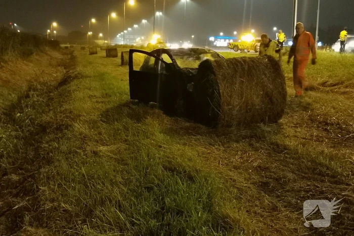 Auto belandt in berm na uitwijkmanoeuvre