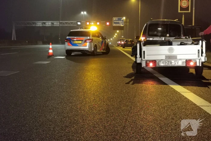Auto belandt in berm na uitwijkmanoeuvre