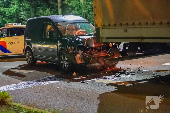 Bestelbus botst op vrachtwagen