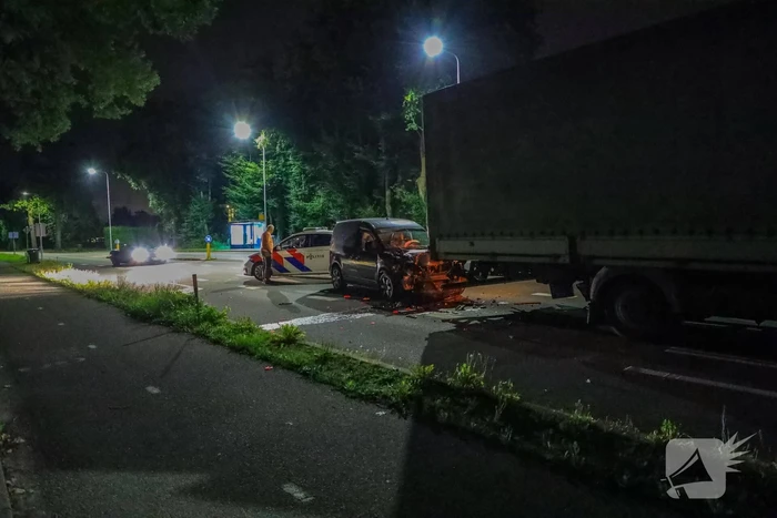 Bestelbus botst op vrachtwagen