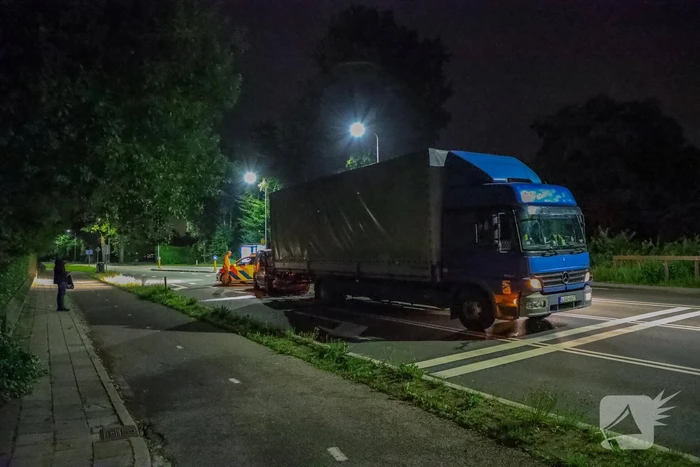 Bestelbus botst op vrachtwagen