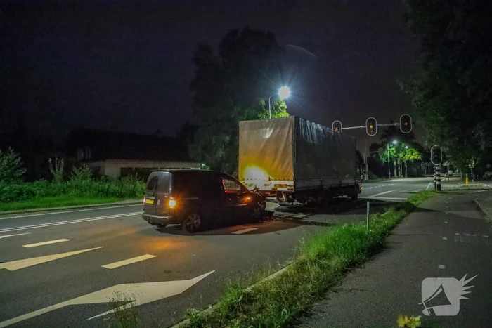 Bestelbus botst op vrachtwagen