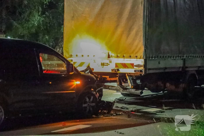 Bestelbus botst op vrachtwagen