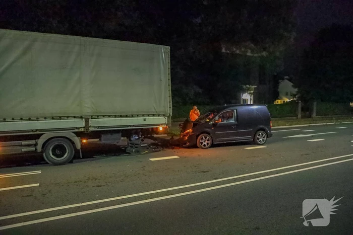 Bestelbus botst op vrachtwagen
