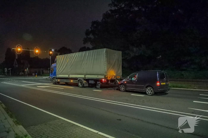Bestelbus botst op vrachtwagen