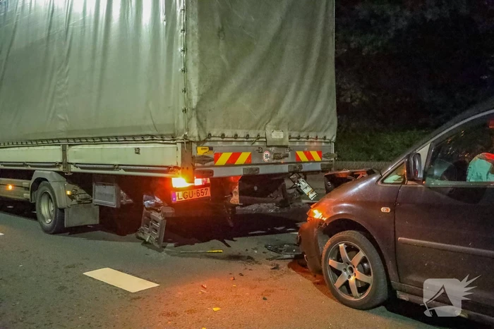 Bestelbus botst op vrachtwagen