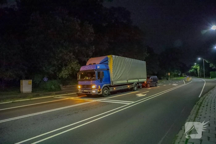 Bestelbus botst op vrachtwagen