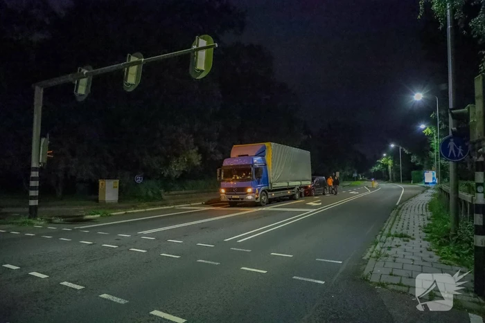 Bestelbus botst op vrachtwagen