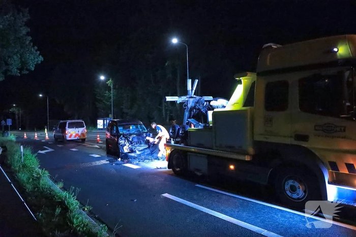 Bestelbus botst op vrachtwagen