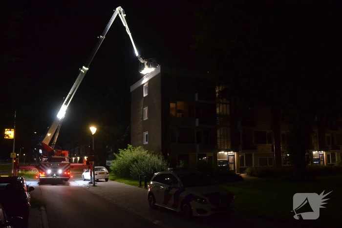 Zoekslag wegens geluiden op dak
