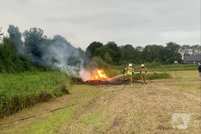 Brandweer in actie voor brand op weiland