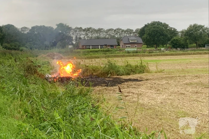 Brandweer in actie voor brand op weiland