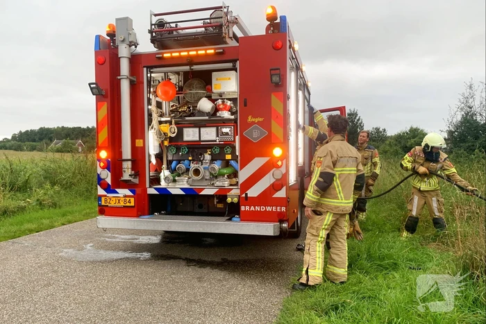 Brandweer in actie voor brand op weiland