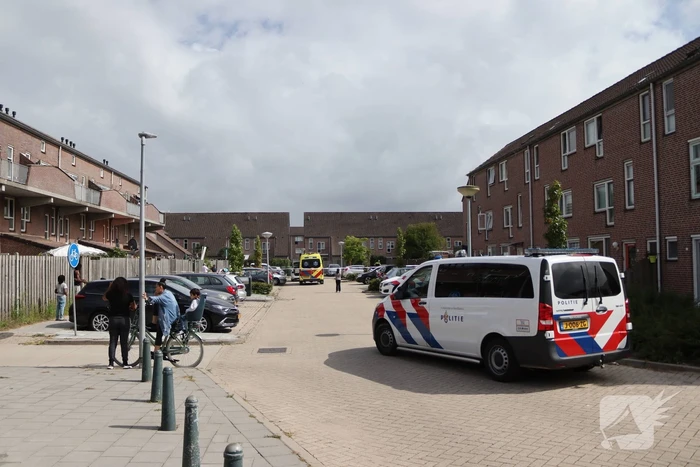 Persoon steekt man neer in woning