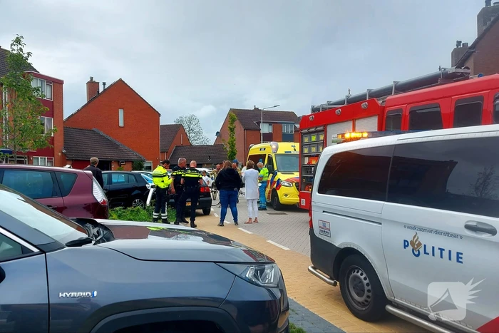 Bestuurder verliest macht over het stuur en rijdt in op auto's
